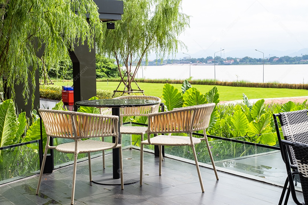 Mesa do restaurante com vista para jardim