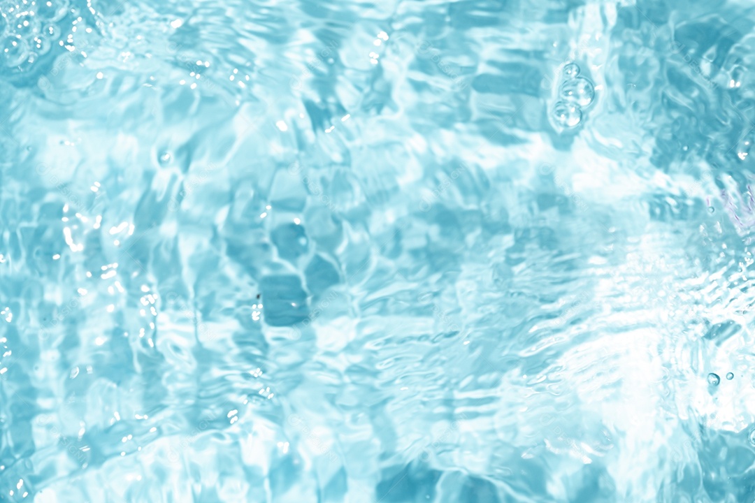 Textura de superfície de água clara azul transparente com ondulações.