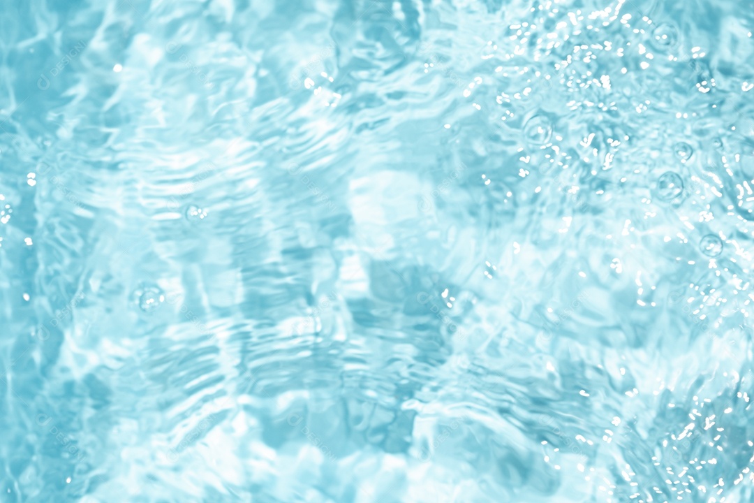 Textura de superfície de água clara azul transparente com ondulações.