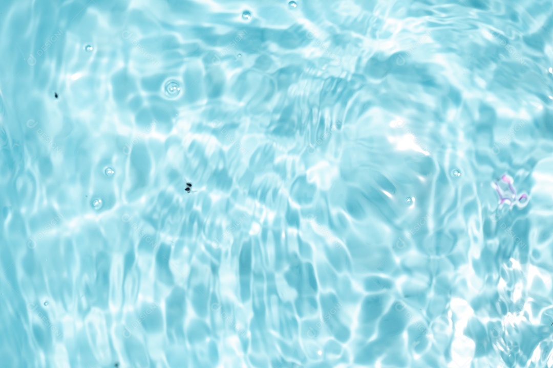 Textura de superfície de água clara azul transparente com ondulações.