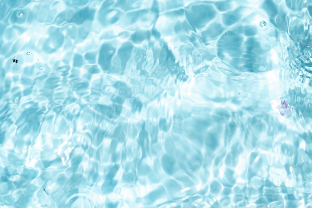 Textura de superfície de água clara azul transparente com ondulações.