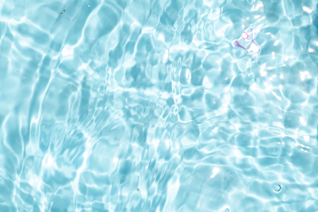 Textura de superfície de água clara azul transparente com ondulações.