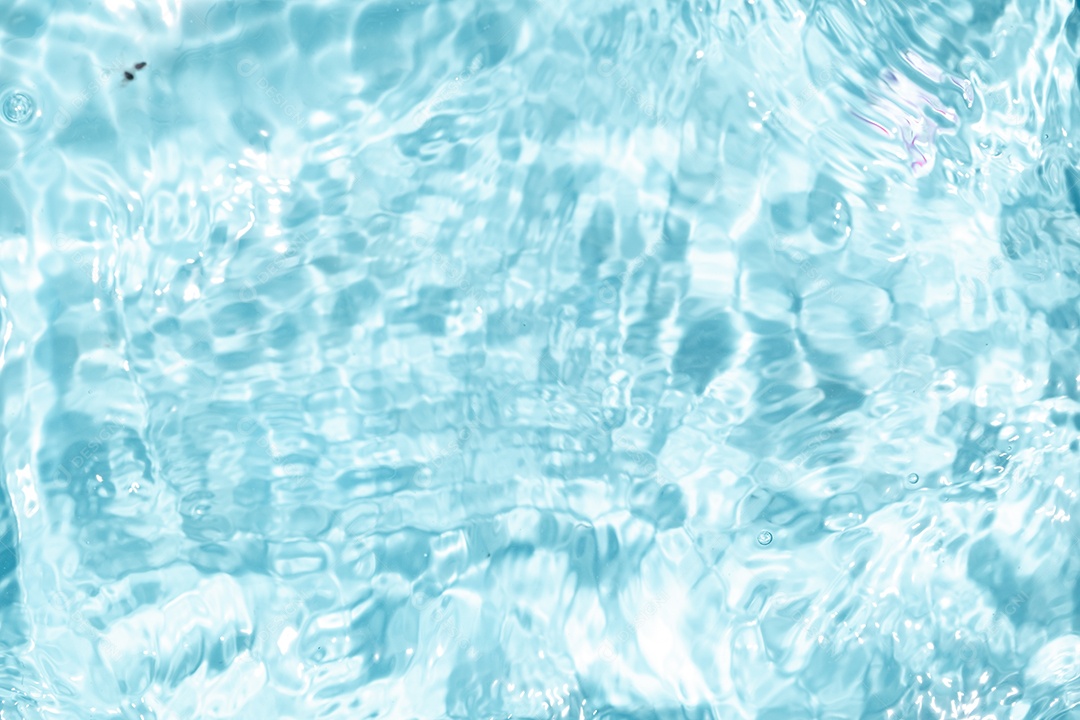 Textura de superfície de água clara azul transparente com ondulações.