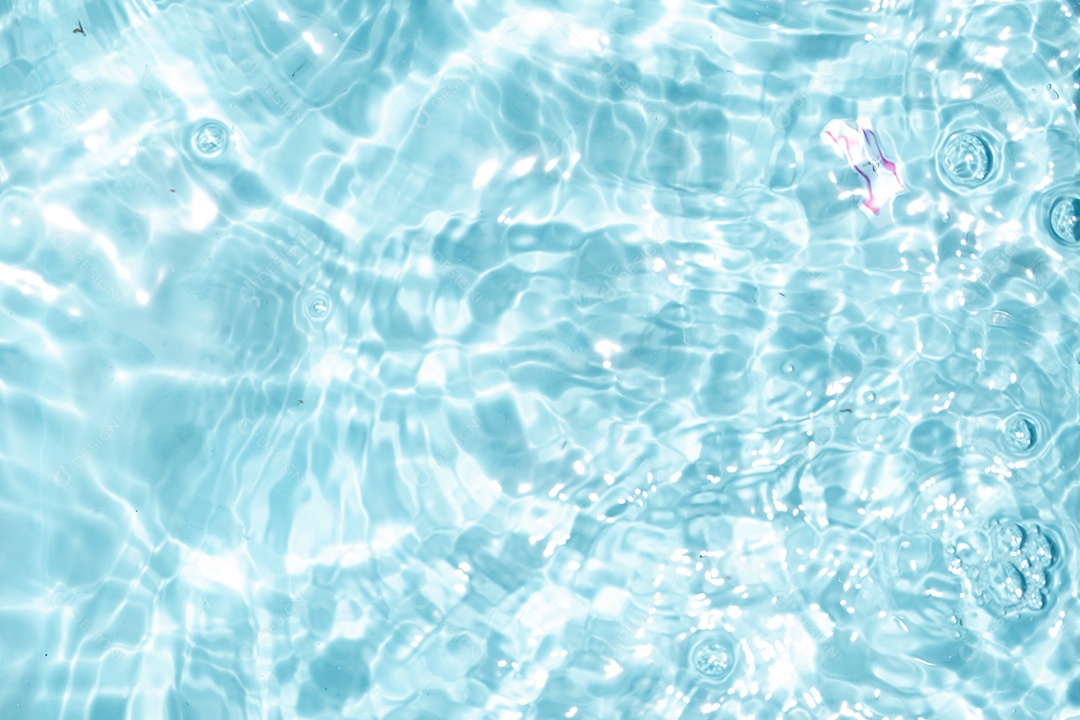 Textura de superfície de água clara azul transparente com ondulações.