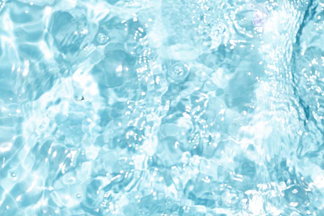 Textura de superfície de água clara azul transparente com ondulações.