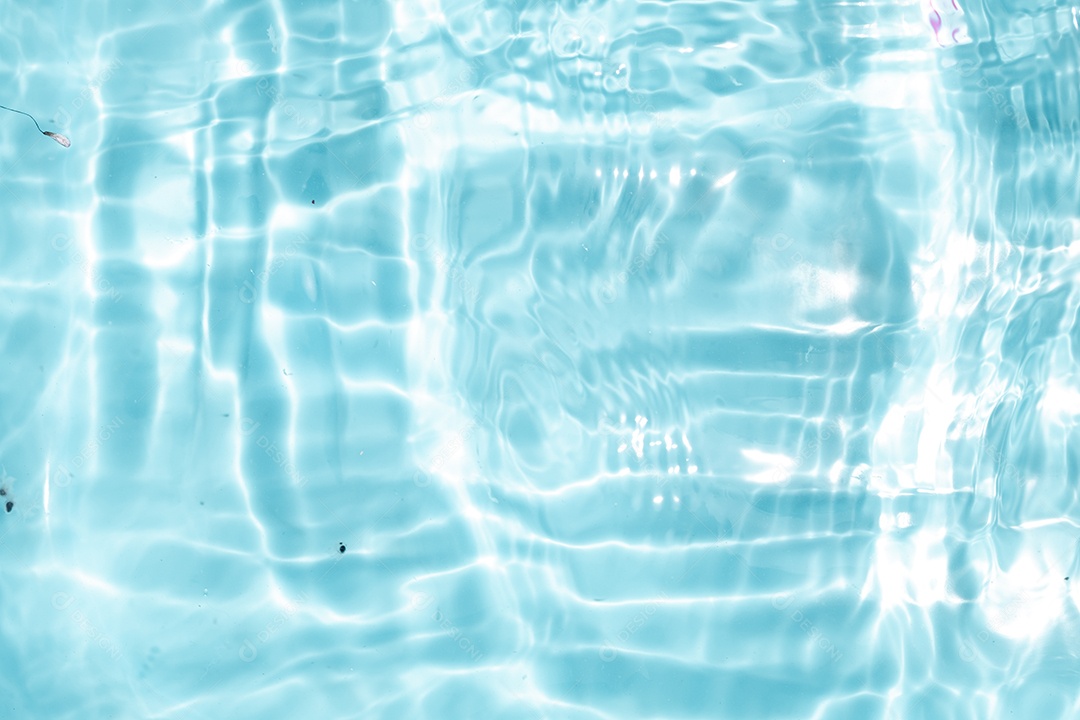 Textura de superfície de água clara azul transparente com ondulações.