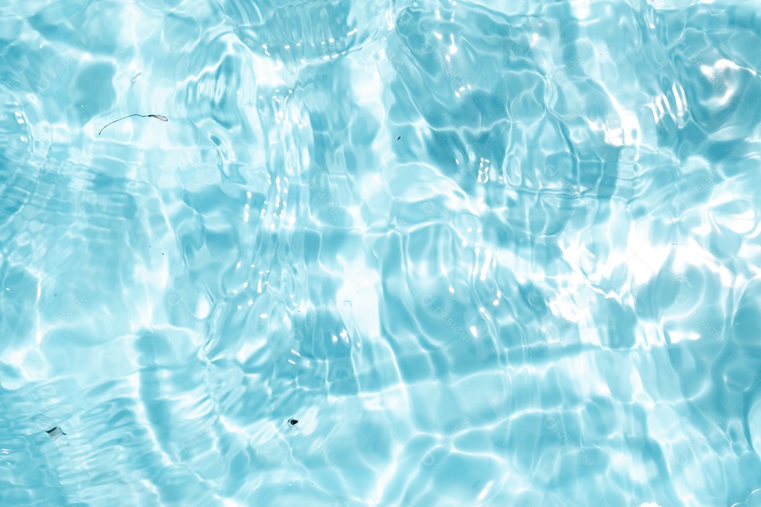 Textura de superfície de água clara azul transparente com ondulações.