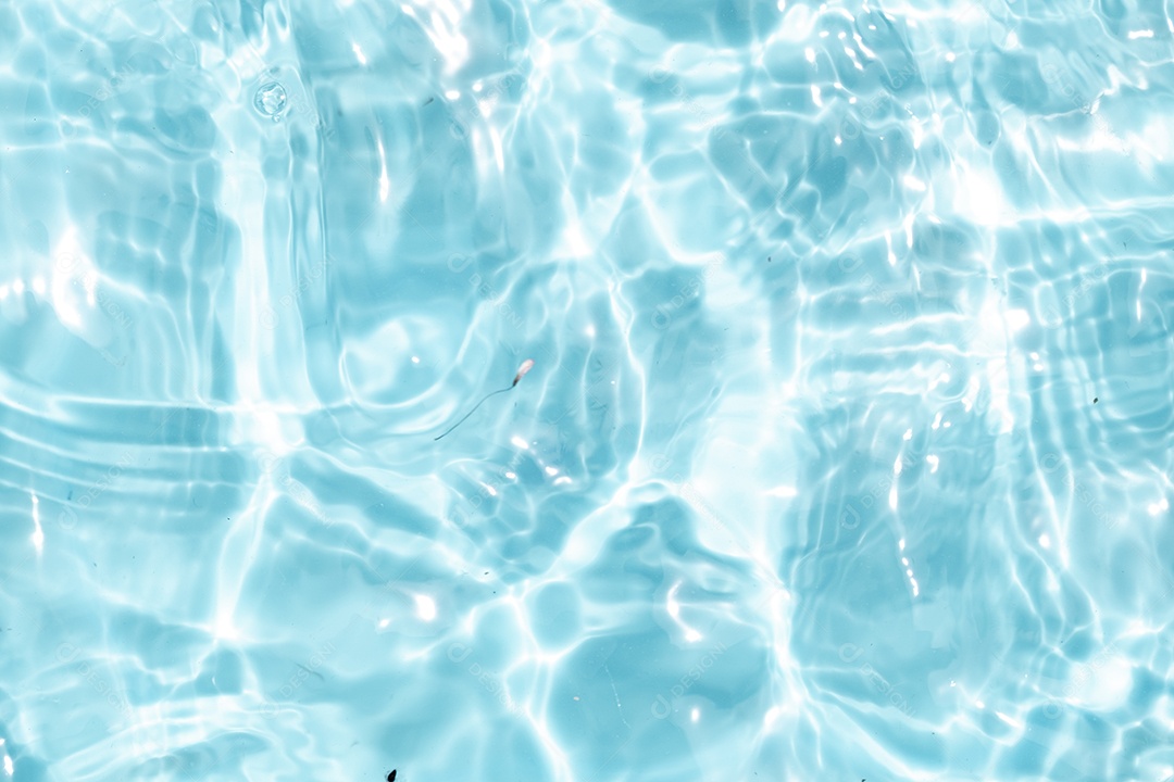 Textura de superfície de água clara azul transparente com ondulações.