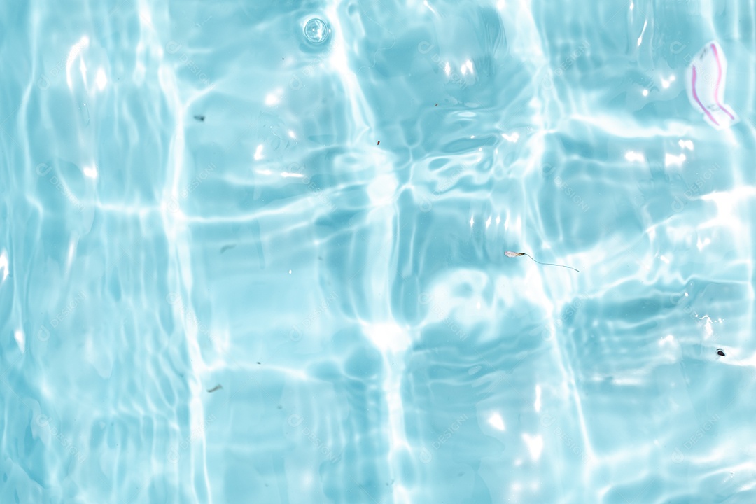 Textura de superfície de água clara azul transparente com ondulações.