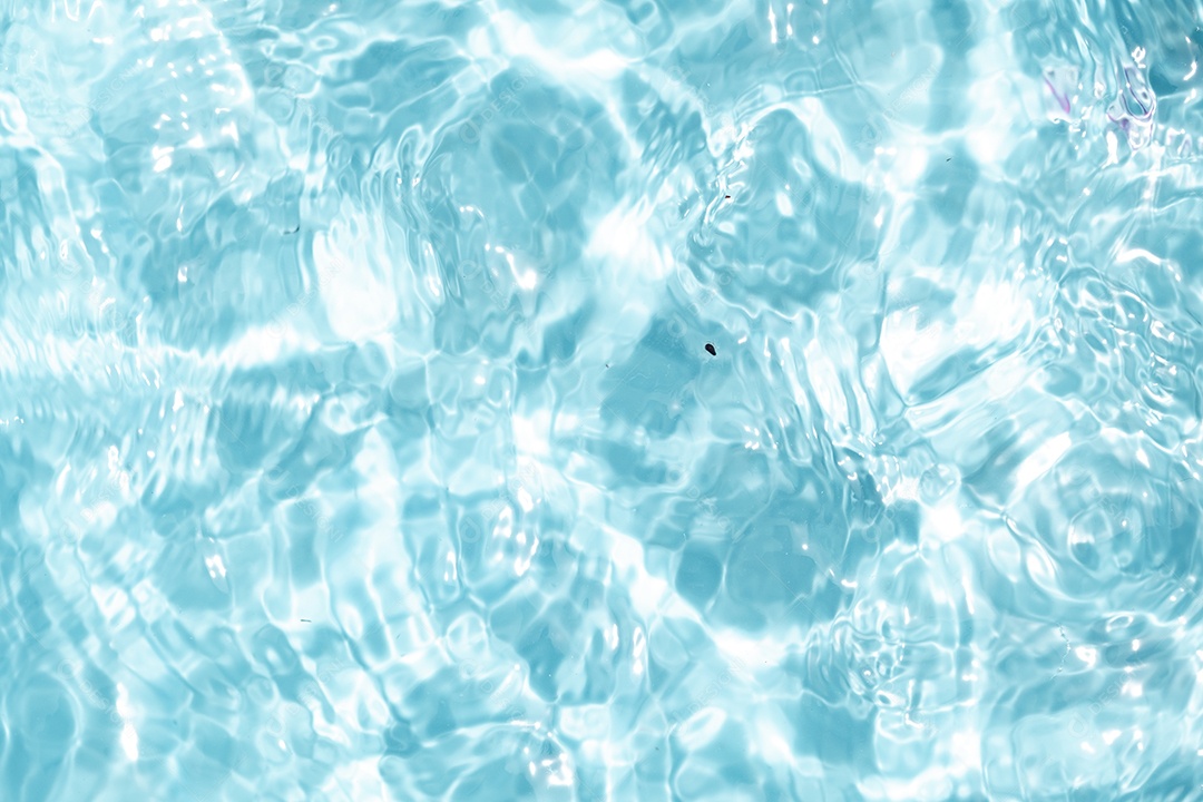 Textura de superfície de água clara azul transparente com ondulações.