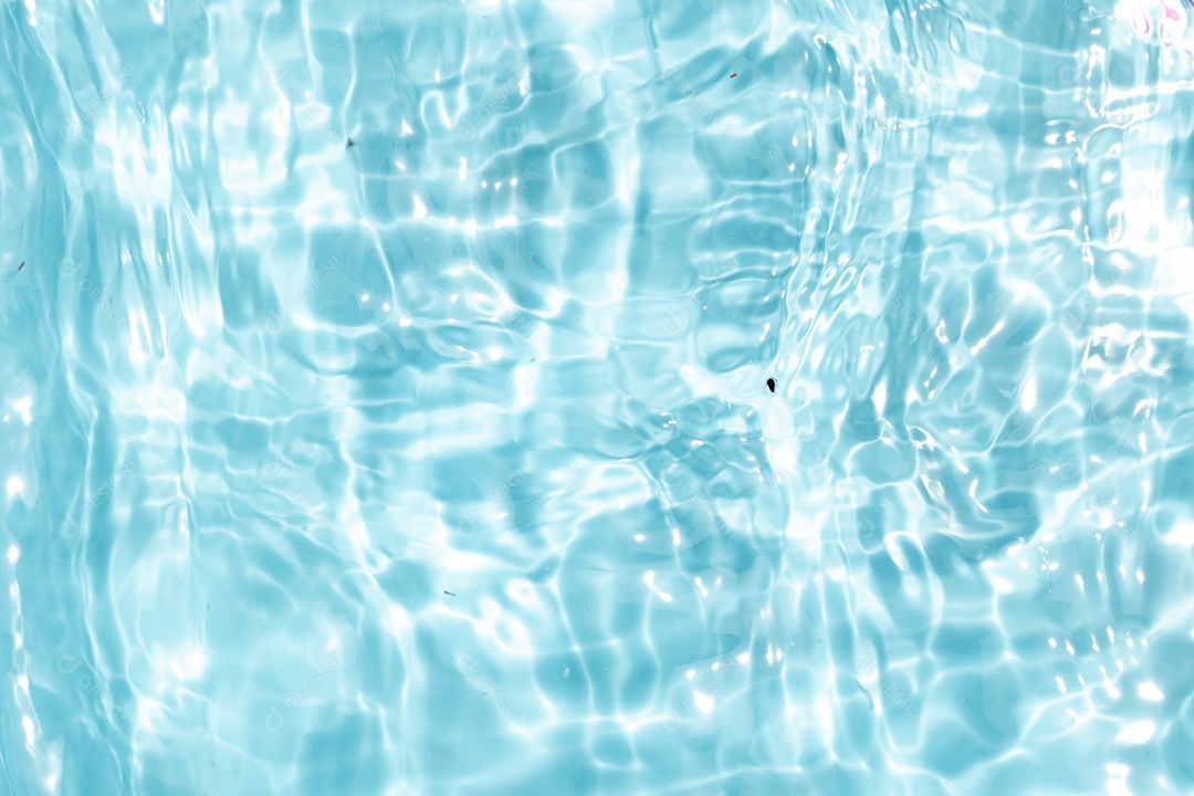 Textura de superfície de água clara azul transparente com ondulações.