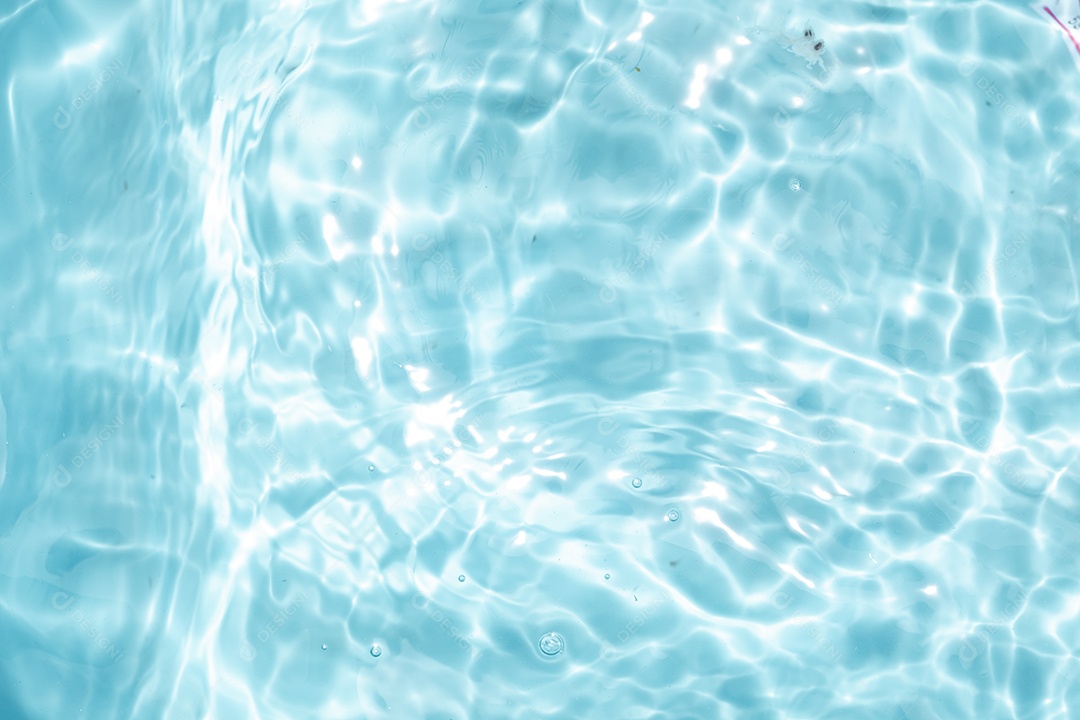 Textura de superfície de água clara azul transparente com ondulações.