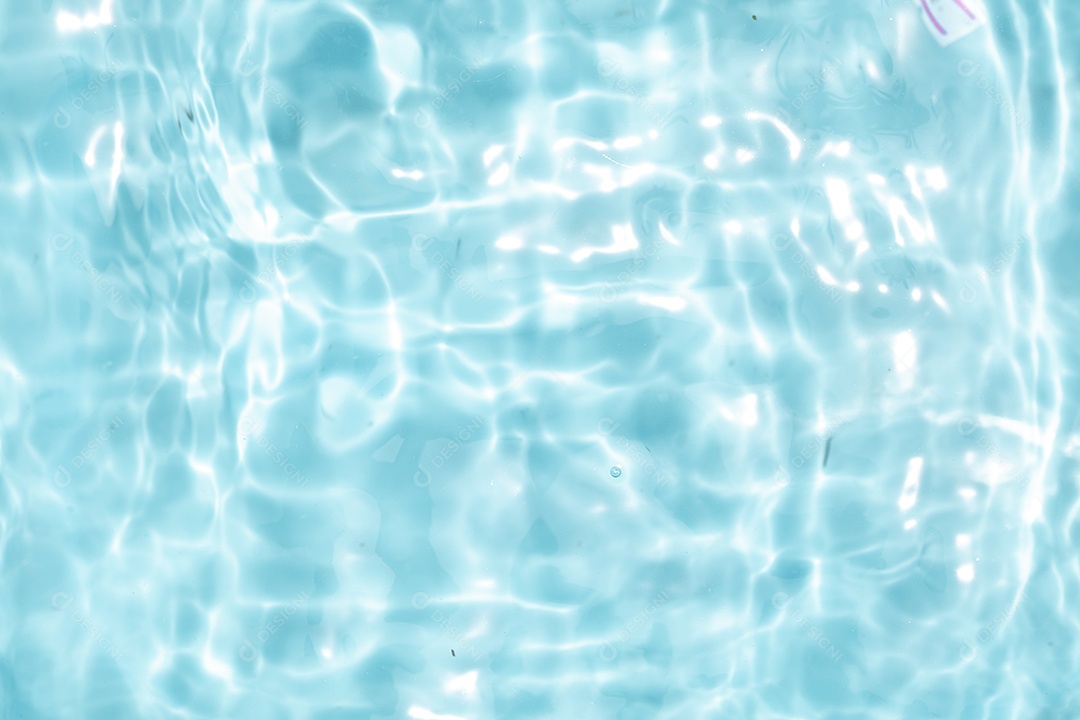 Textura de superfície de água clara azul transparente com ondulações.