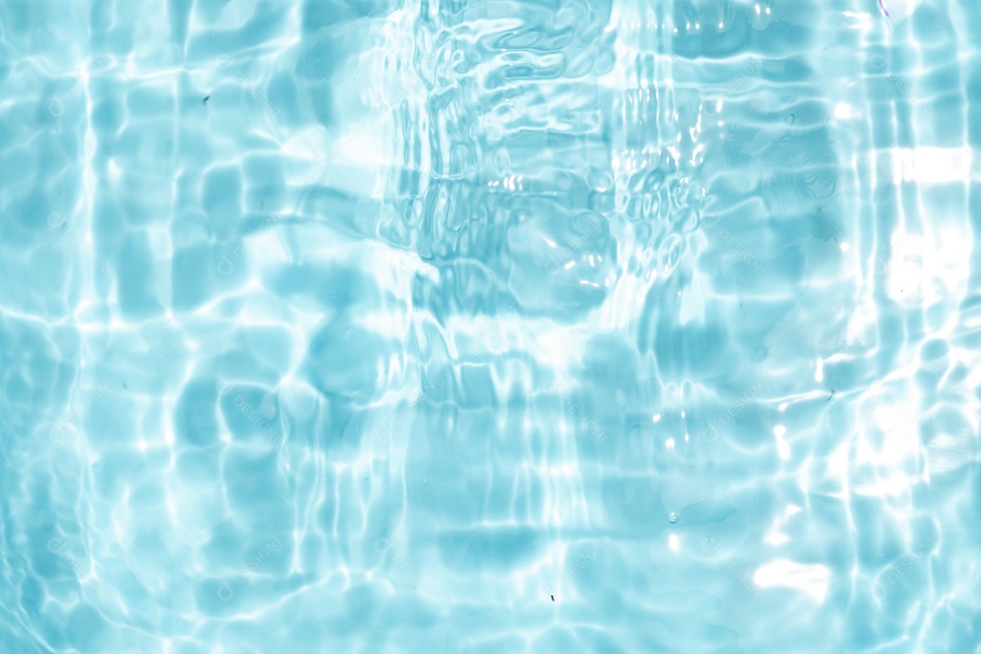 Textura de superfície de água clara azul transparente com ondulações.