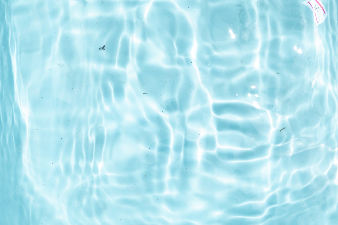 Textura de superfície de água clara azul transparente com ondulações.