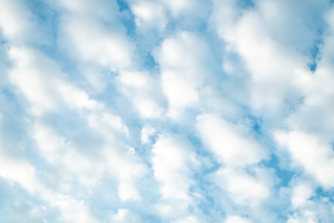 Textura de superfície de água clara azul transparente com ondulações.