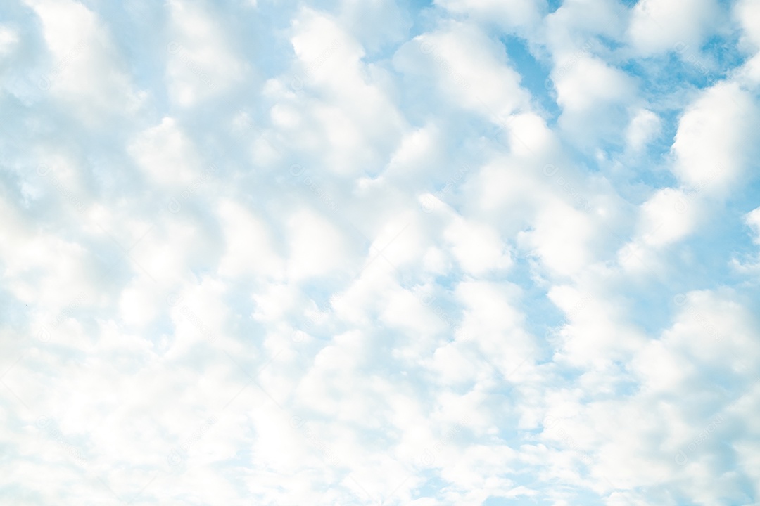 Textura de superfície de água clara azul transparente com ondulações.