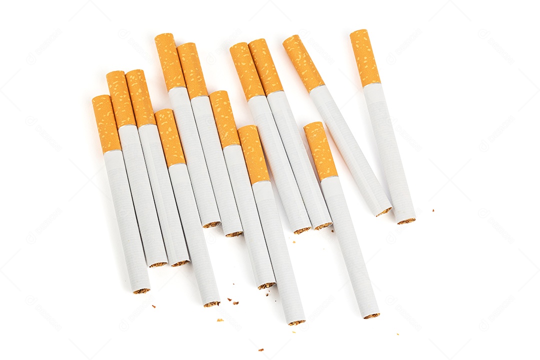 Cigarros de filtro clássicos isolados