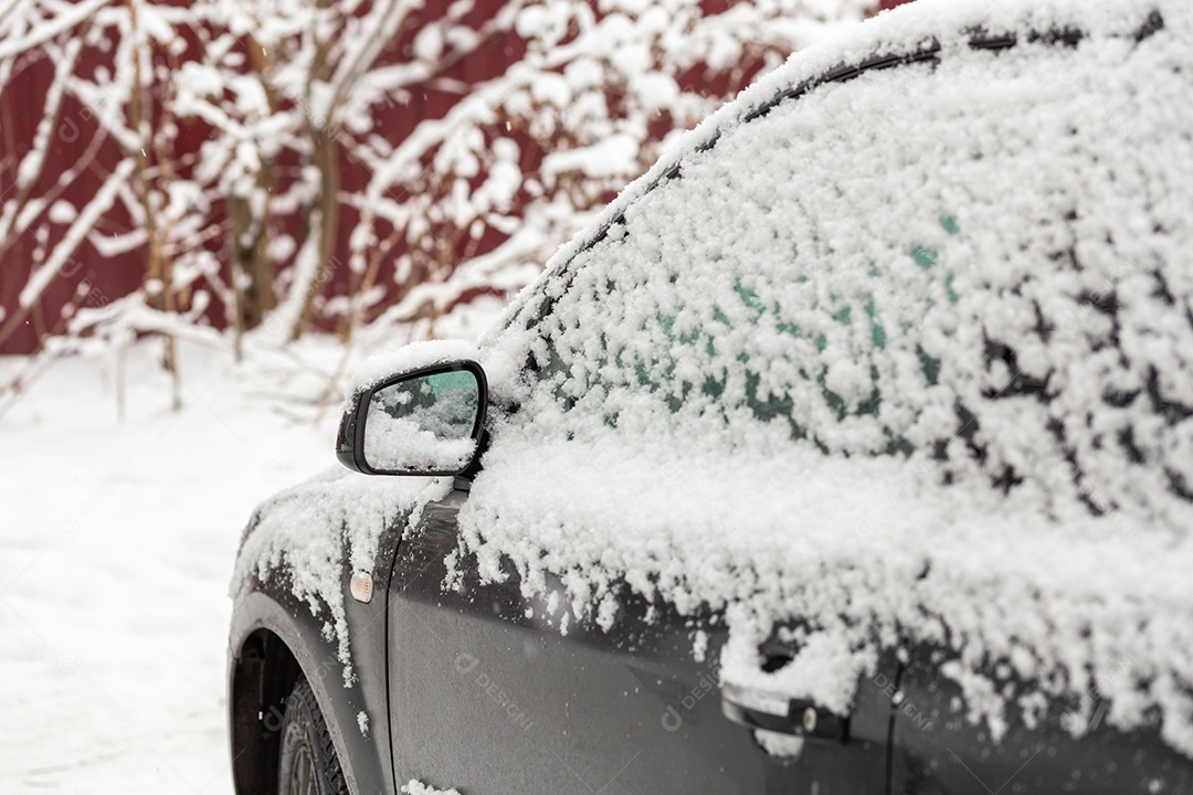 Carro sujo sobre a neve