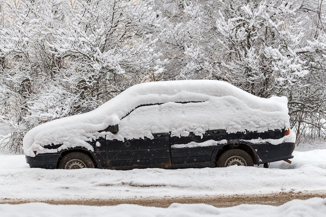 Carro sujo sobre a neve