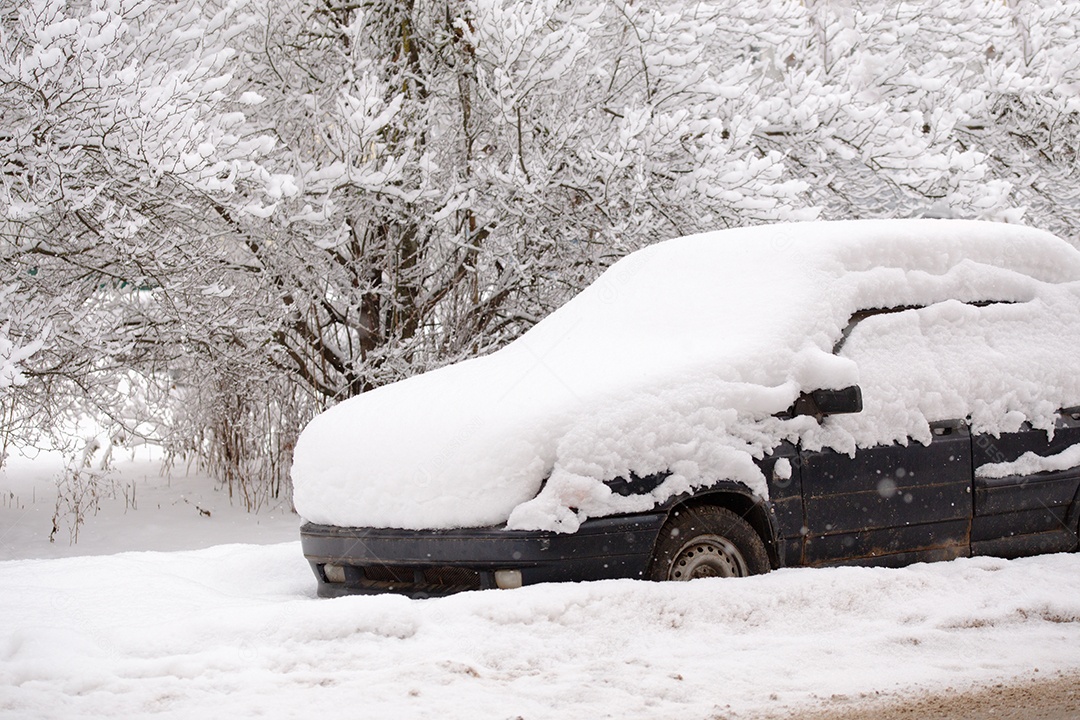 Carro sujo sobre a neve