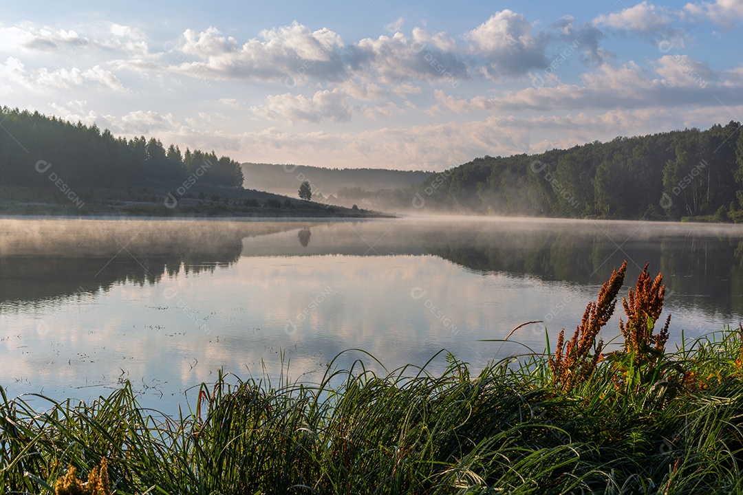 Panorama esférico do nascer do sol à beira do rio nebuloso