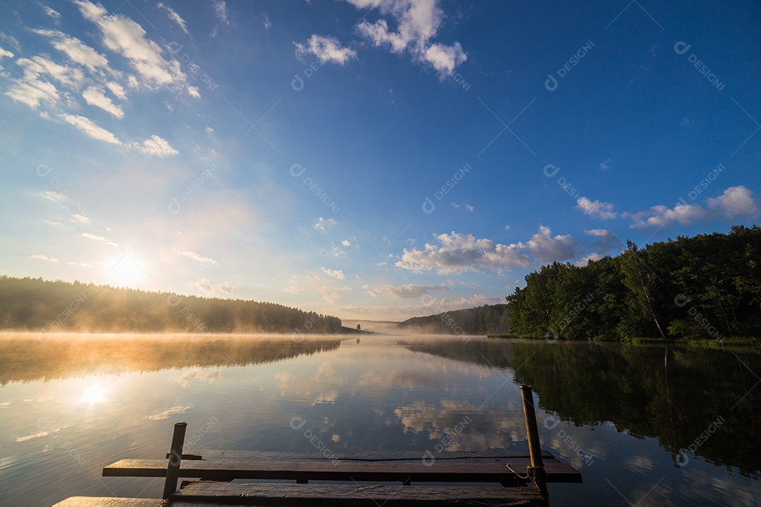 Panorama esférico do nascer do sol à beira do rio nebuloso