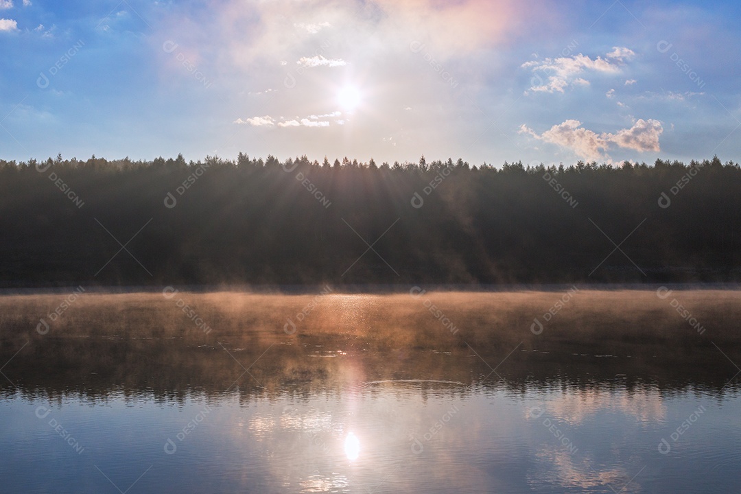 Panorama esférico do nascer do sol à beira do rio nebuloso