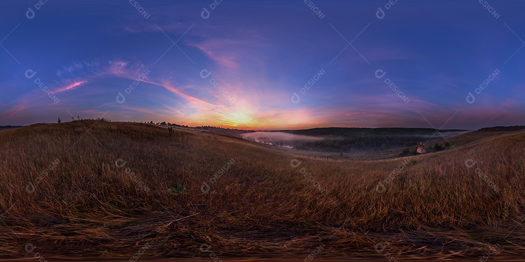 Panorama esférico do nascer do sol à beira do rio nebuloso