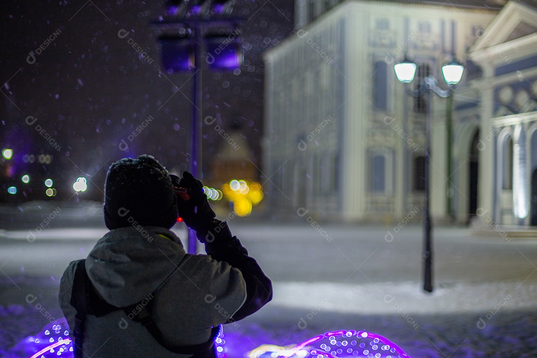 Homem atirando noite inverno arquiteto