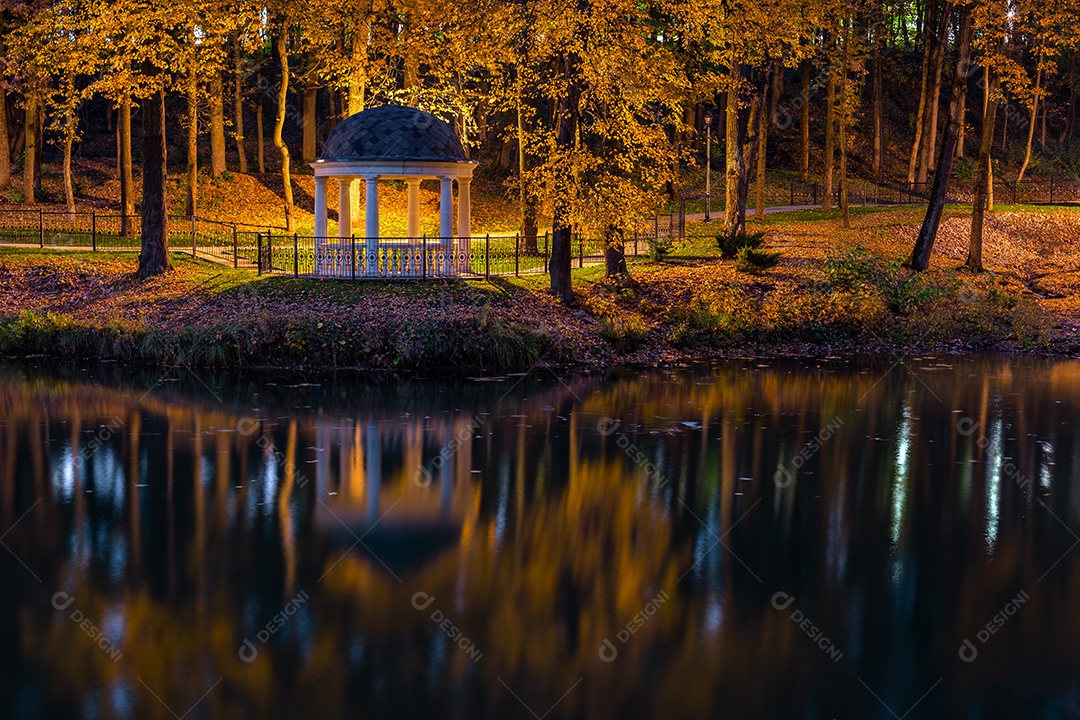Parque noturno de outono com lagoa e rotunda