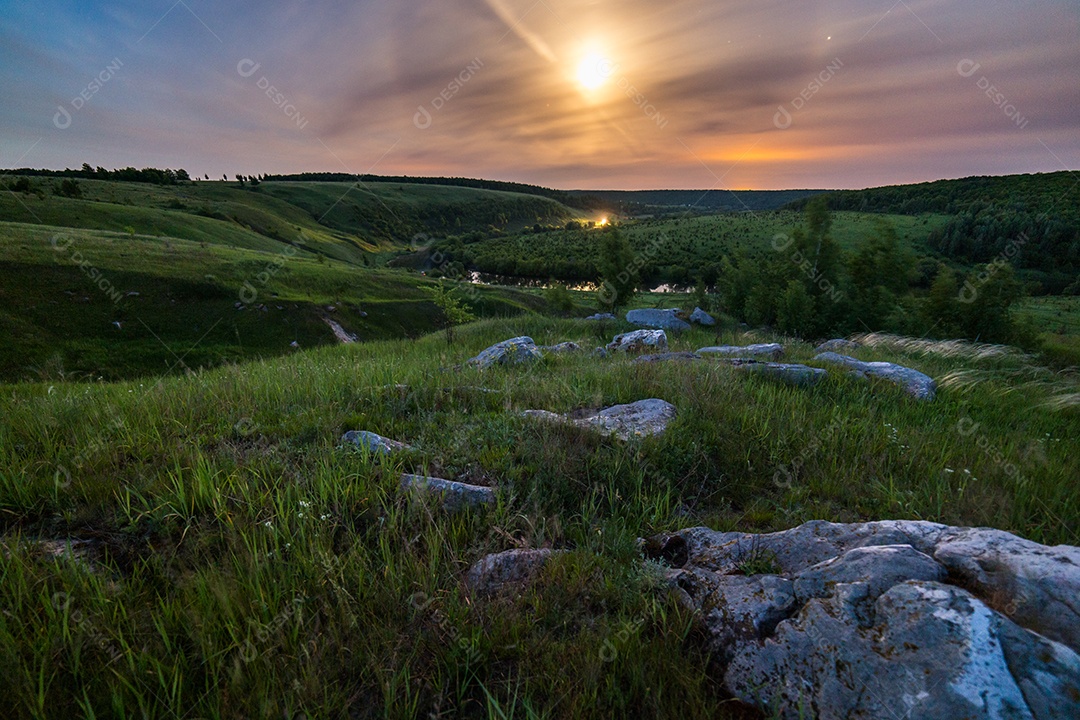 Noite pedras lua halo paisagem