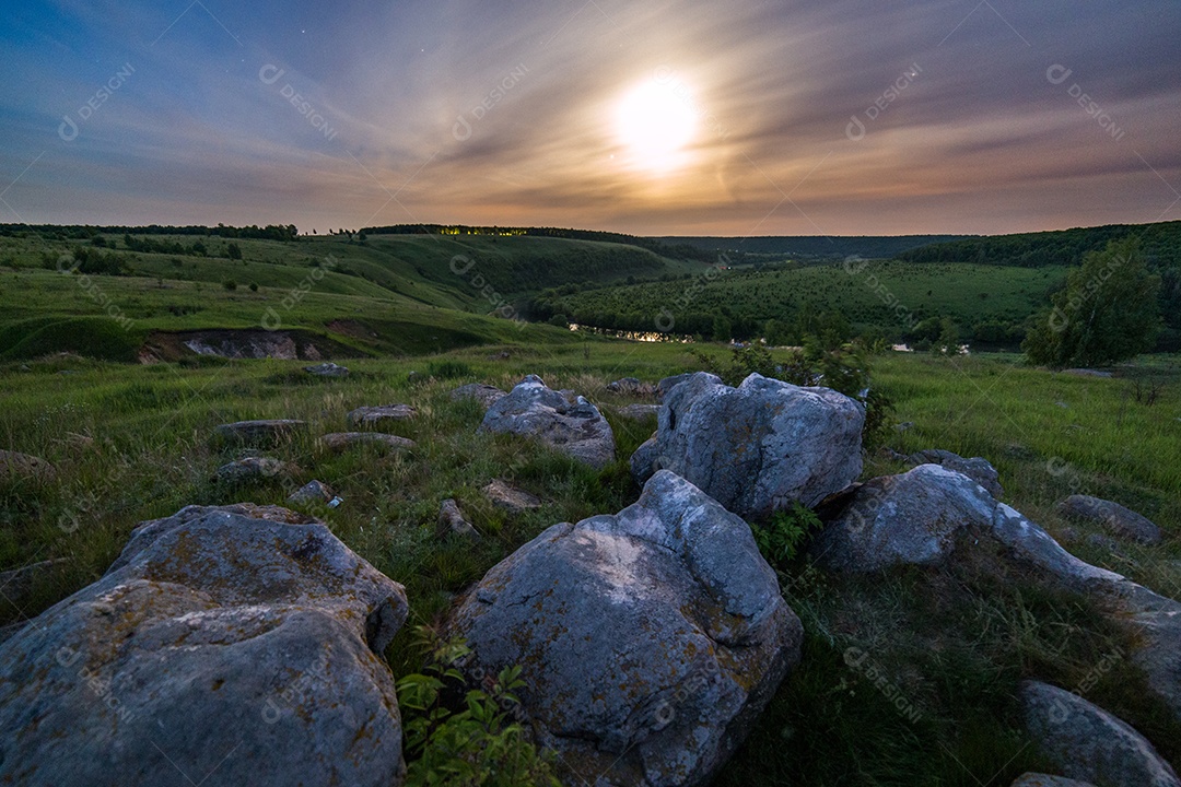 Noite pedras lua halo paisagem