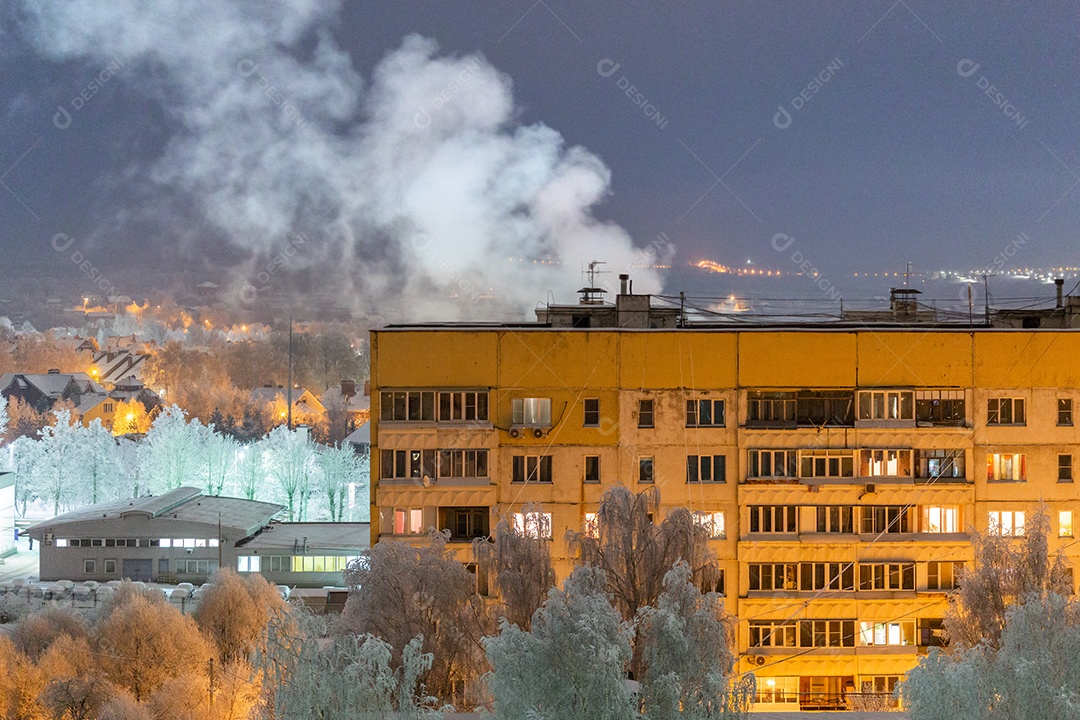 Antigo telhado de condomínio com nuvem de vapor