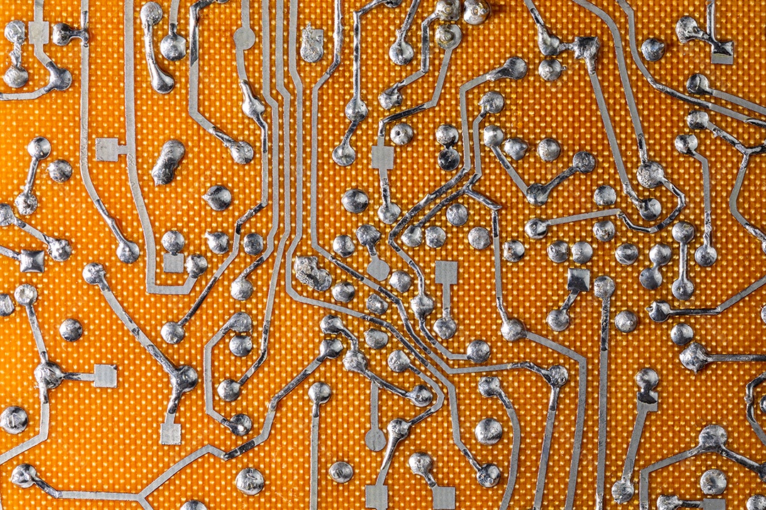 Verso da antiga placa de circuito impresso de fibra de vidro plana sem componentes