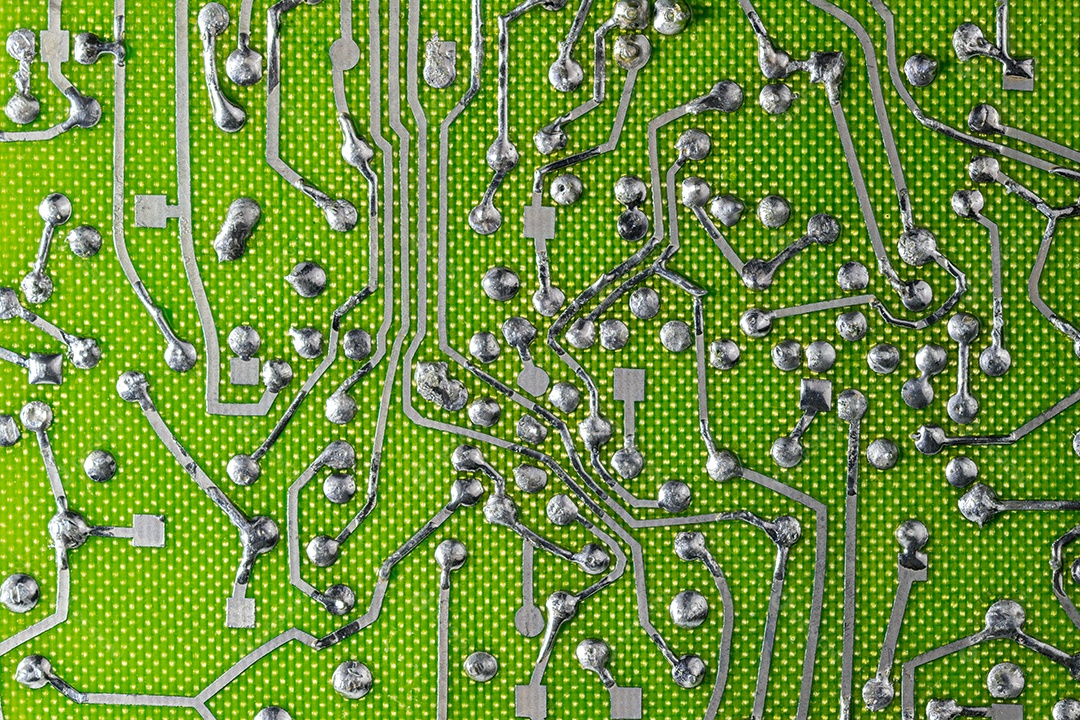 Verso da antiga placa de circuito impresso de fibra de vidro plana sem componentes