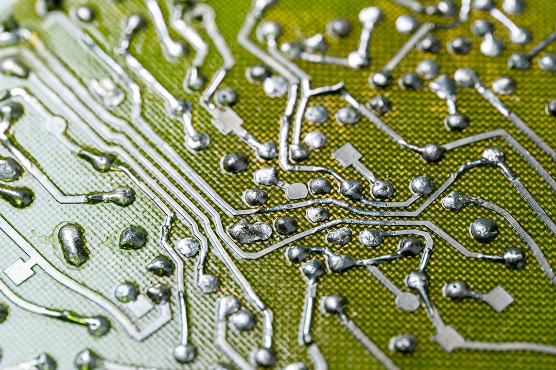 Verso da antiga placa de circuito impresso de fibra de vidro plana sem componentes