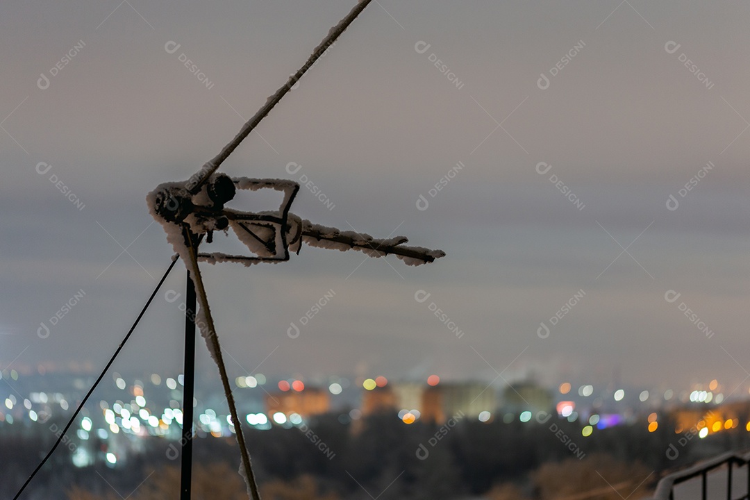 Velha antena congelada no telhado