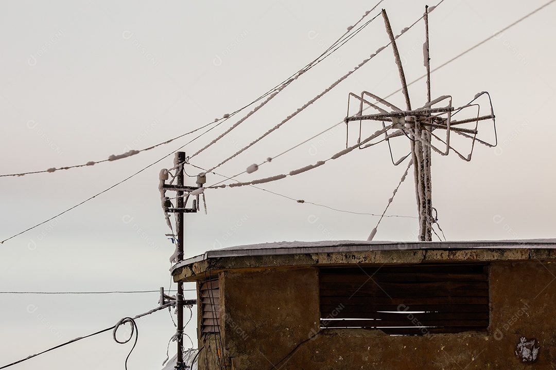 Velha antena congelada no telhado