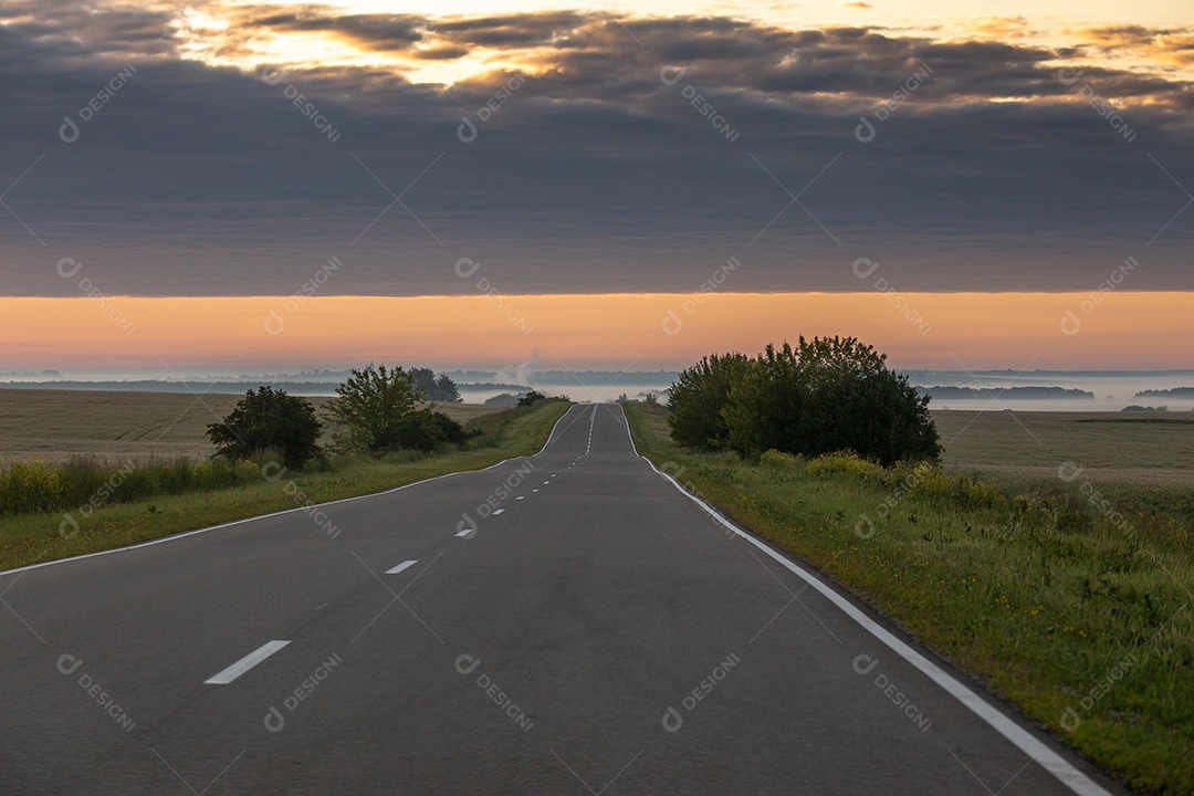 Abra a estrada reta na manhã nevoenta