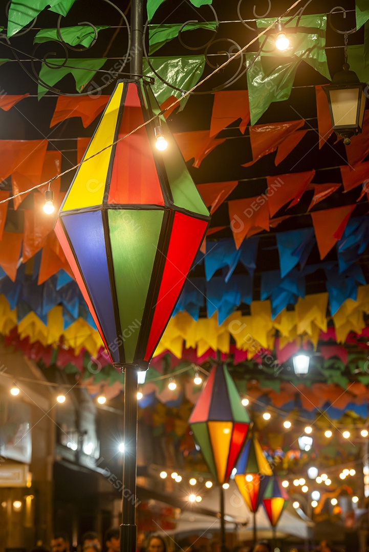 Bandeiras coloridas e balão, decoração da festa de São João, que acontece em junho no Nordeste do Brasil.