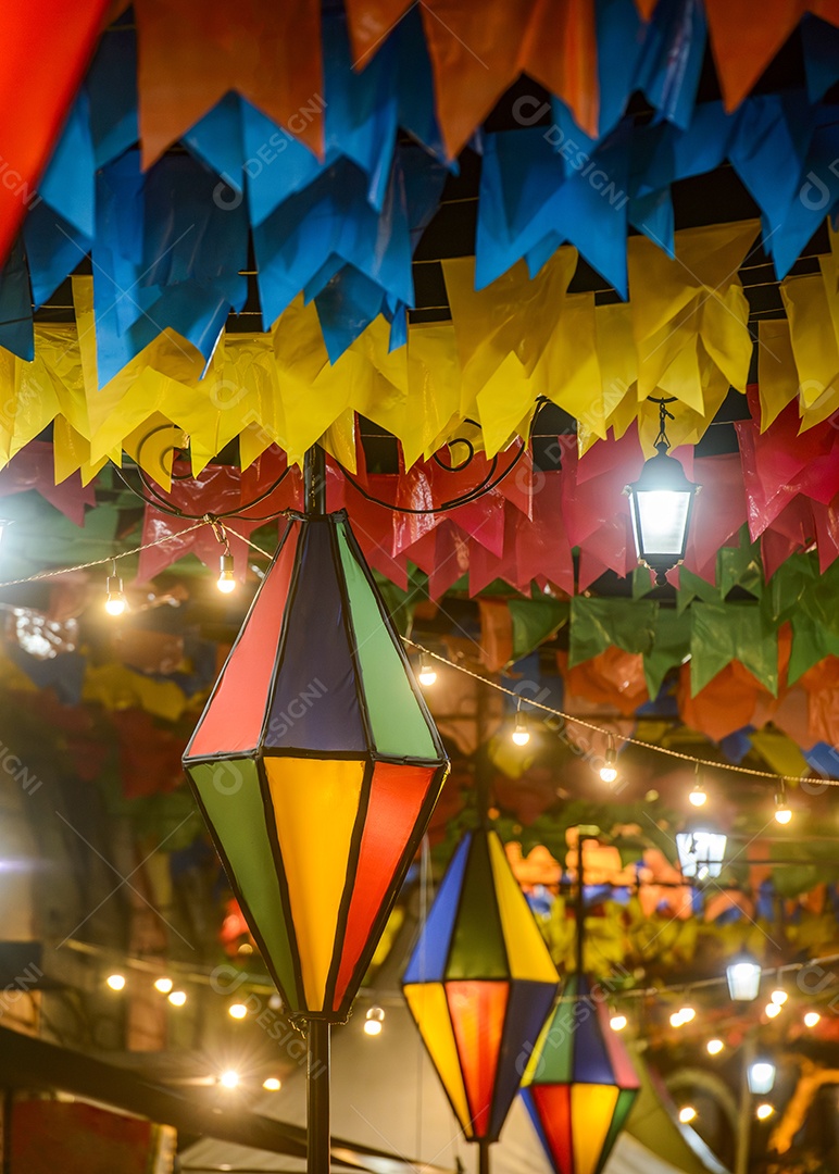 Bandeiras coloridas e balão, decoração da festa de São João, que acontece em junho no Nordeste do Brasil.