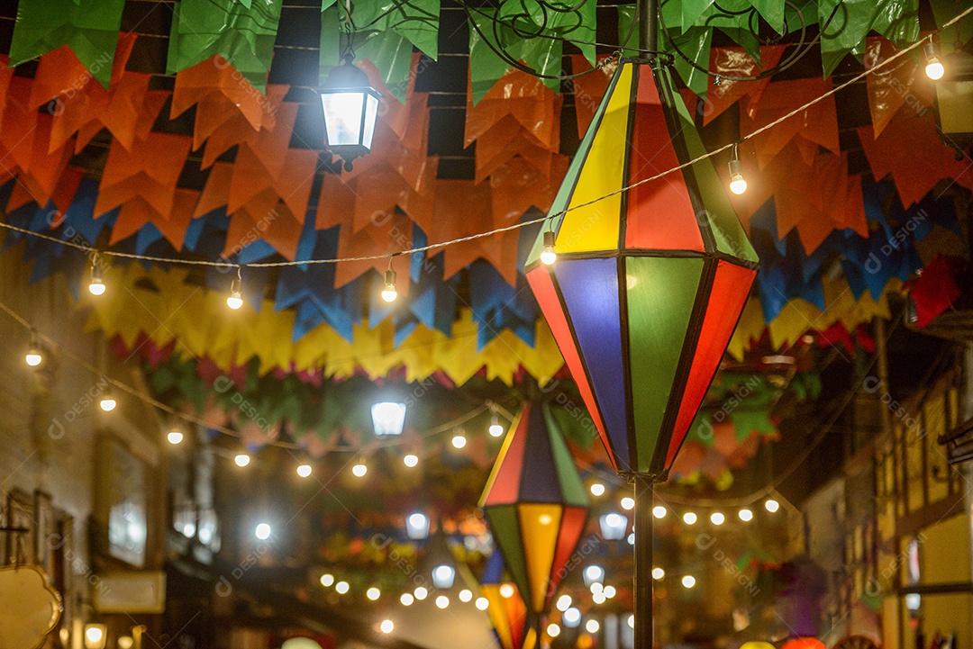 Bandeiras coloridas e balão, decoração da festa de São João, que acontece em junho no Nordeste do Brasil.