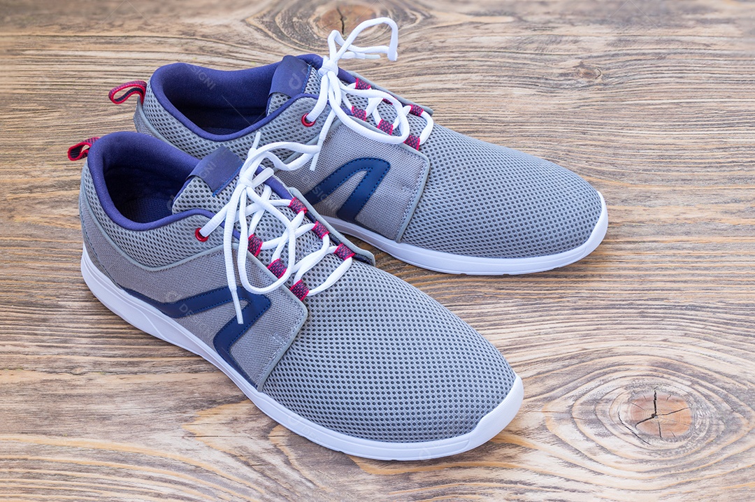 Tênis sobre fundo isolado branco