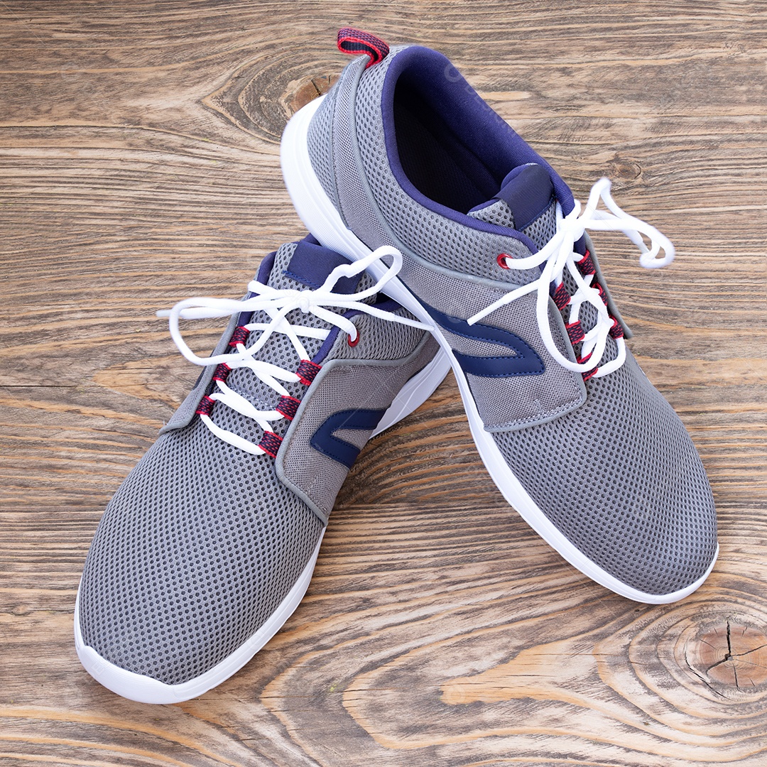 Tênis sobre uma mesa de madeira