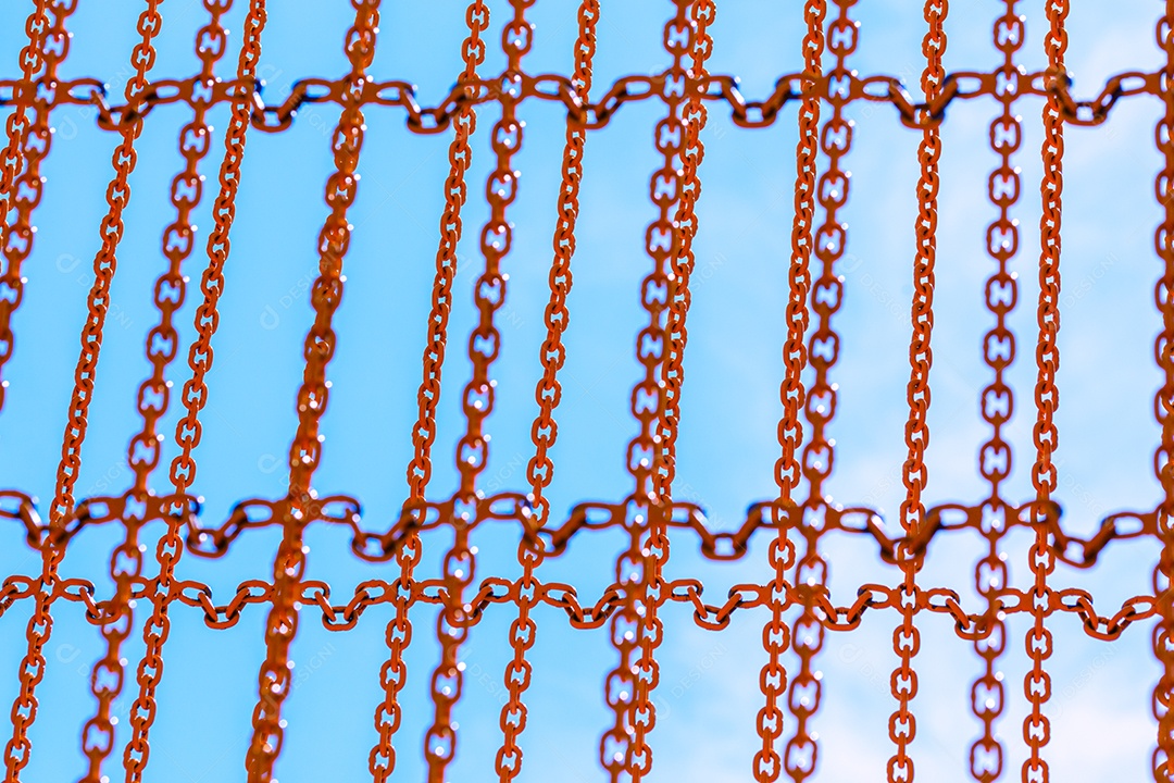 Correntes amarelas no fundo do céu azul