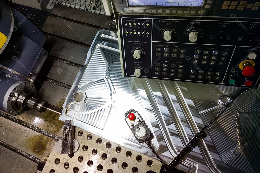 Processo de medição com sonda de toque de rubi em grande fresadora CNC em modo de avanço