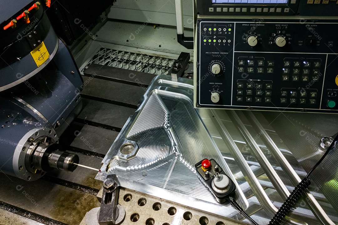 Processo de medição com sonda de toque de rubi em grande fresadora CNC em modo de avanço