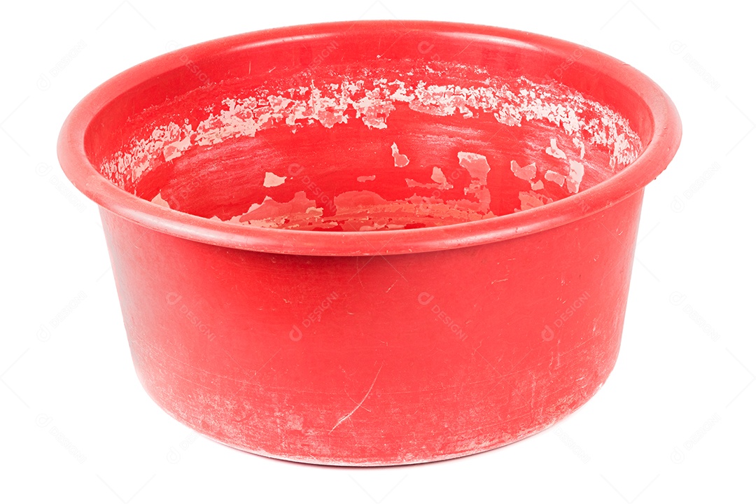 Velho lavatório áspero isolado.