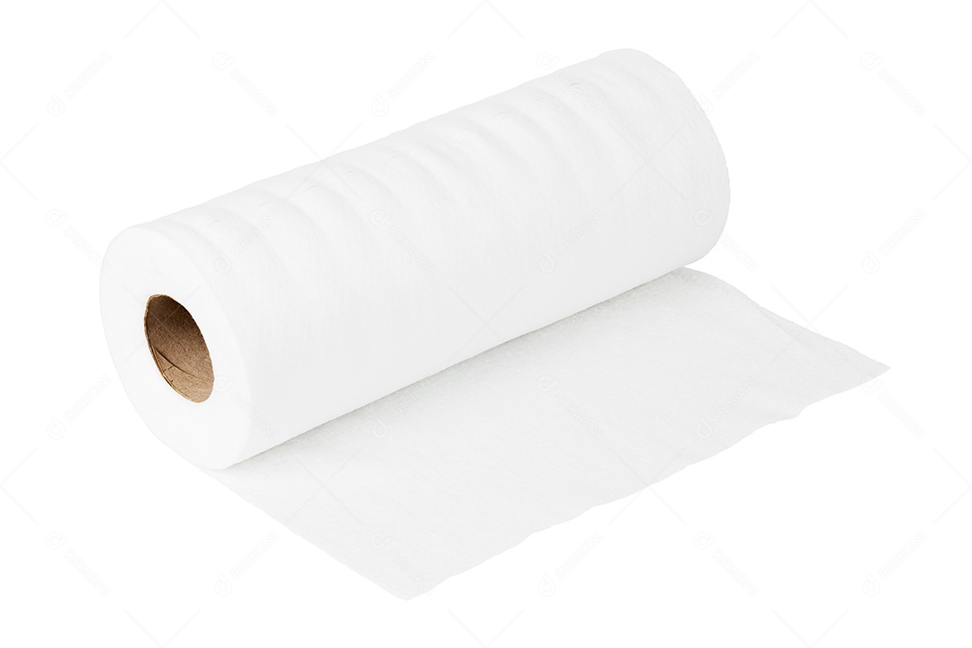 Toalha de viscose enrolada branca e lenço umedecido isolado em fundo branco.